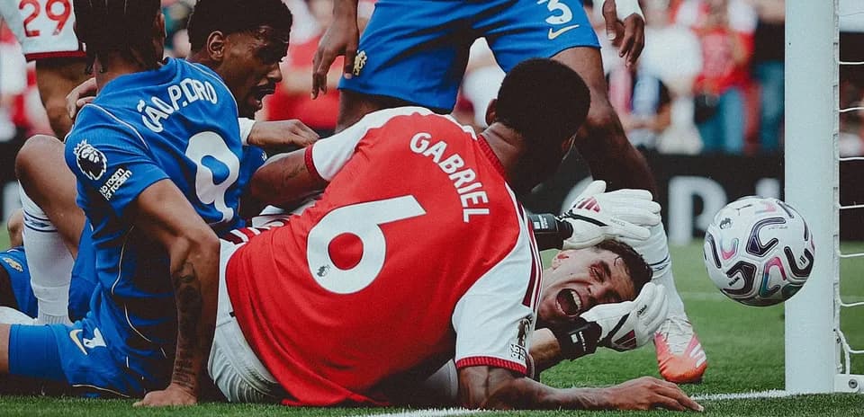 Jugadores de Arsenal y Brighton en acción cerca del arco