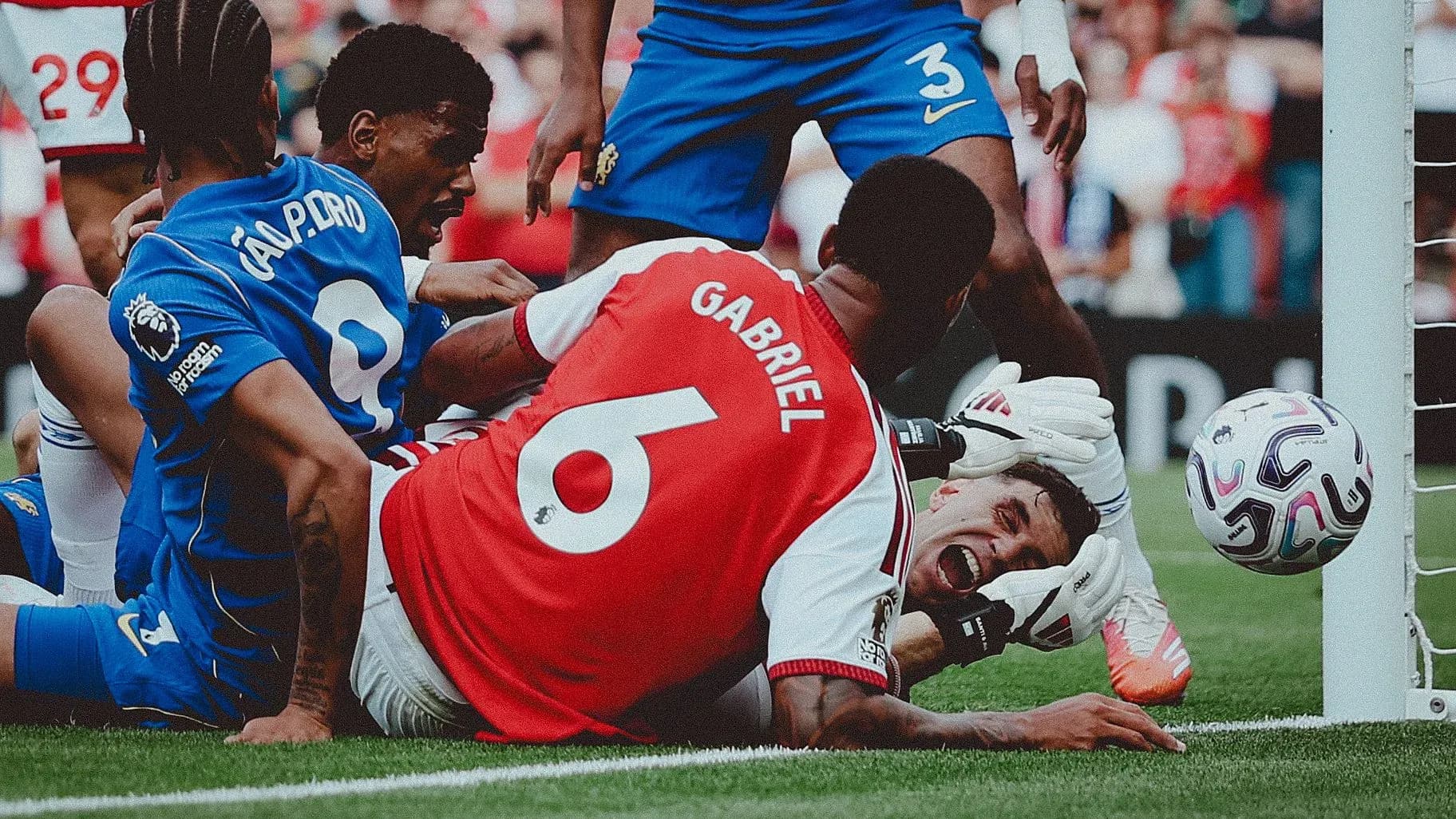 Jugadores de Arsenal y Brighton en acción cerca del arco