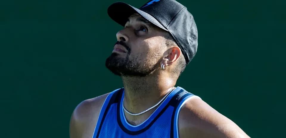 Jugador de tenis mirando hacia arriba durante el partido