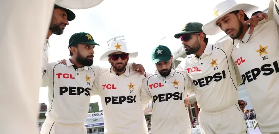 Jugadores de Pakistán en círculo antes del partido