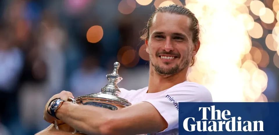 Jugador sosteniendo trofeo de tenis con fondo brillante