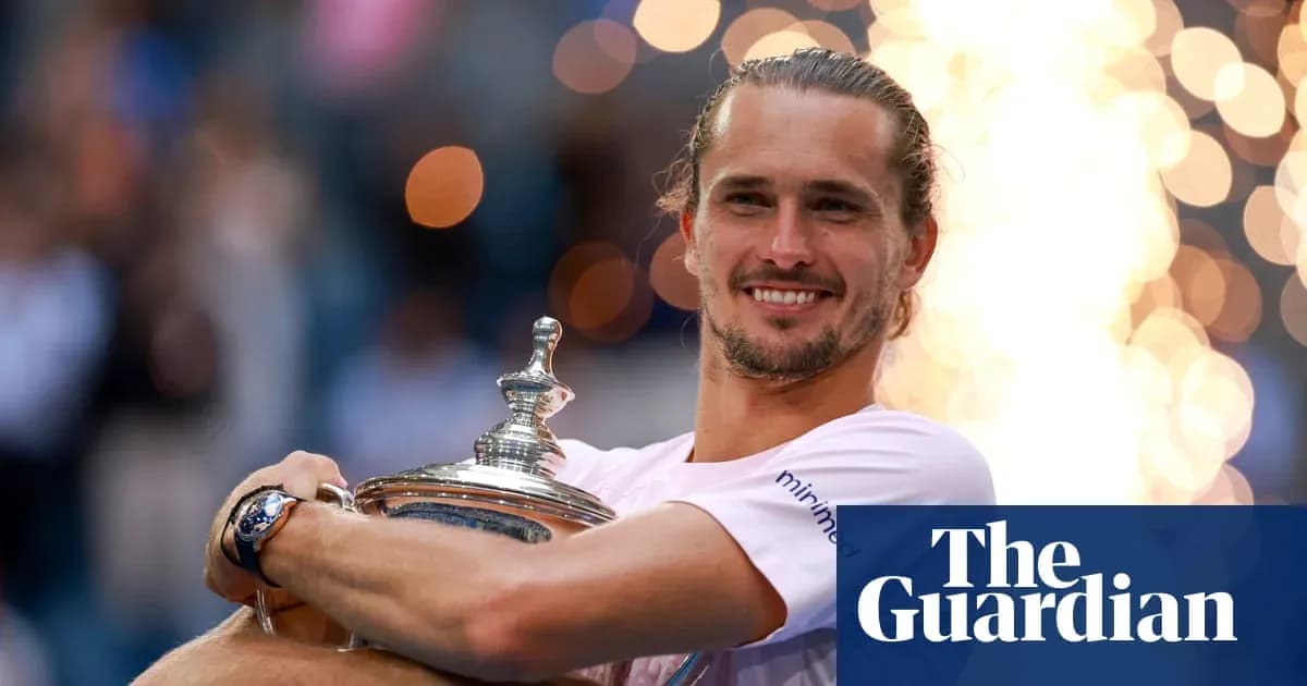 Jugador sosteniendo trofeo de tenis con fondo brillante