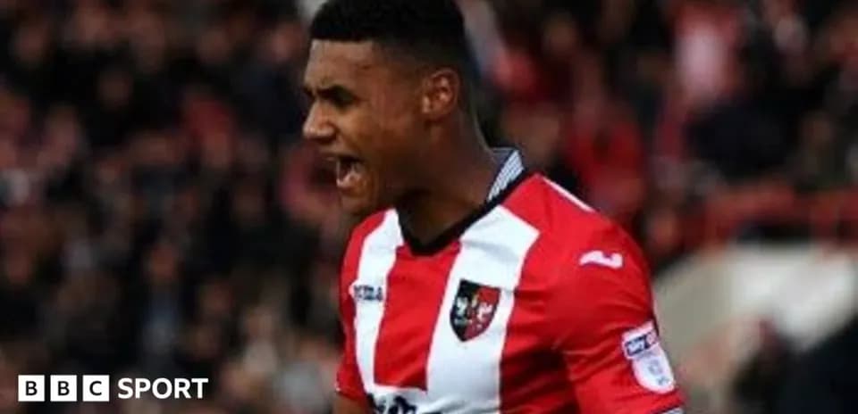 Jugador celebrando con camiseta de Exeter City