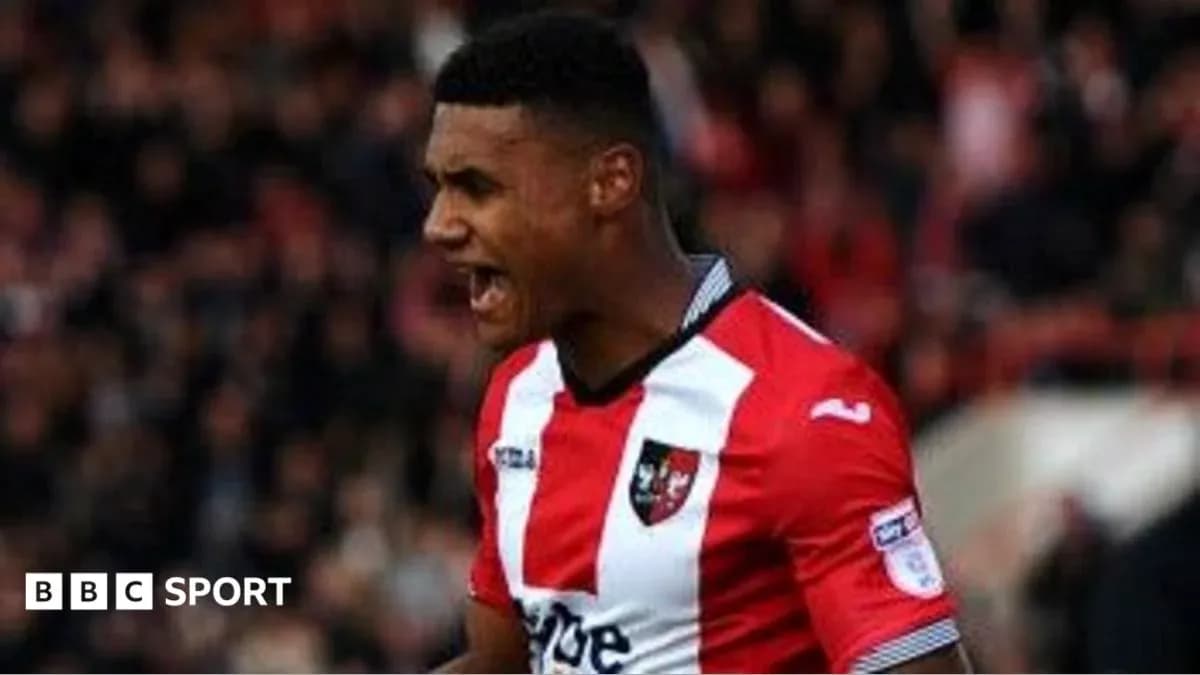 Jugador celebrando con camiseta de Exeter City