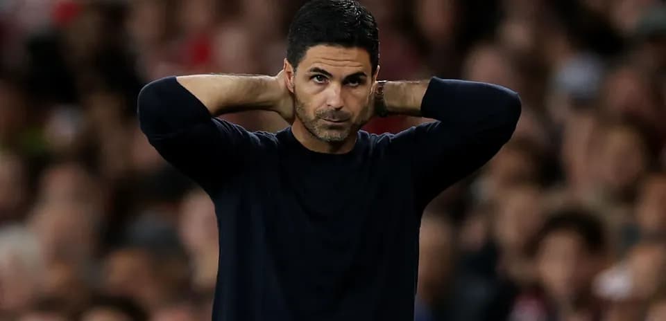 Entrenador con las manos en la cabeza durante el partido
