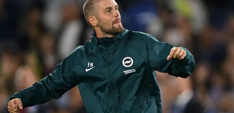 Entrenador de Brighton celebrando en el campo