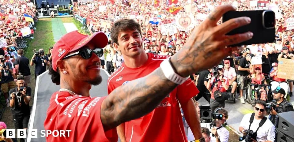 Pilotos posando para selfie ante gran multitud