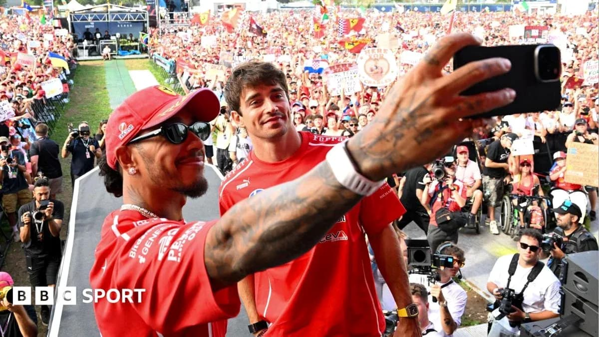 Pilotos posando para selfie ante gran multitud