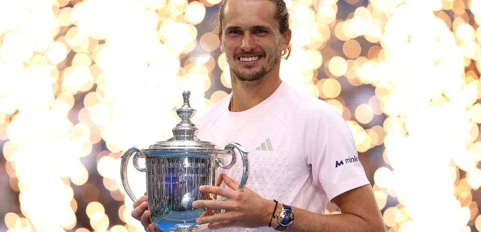Jugador sosteniendo trofeo en celebración de torneo