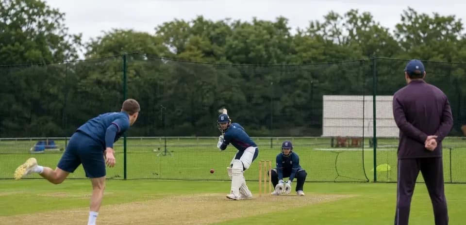 Jugador bateando durante una sesión de entrenamiento de cricket