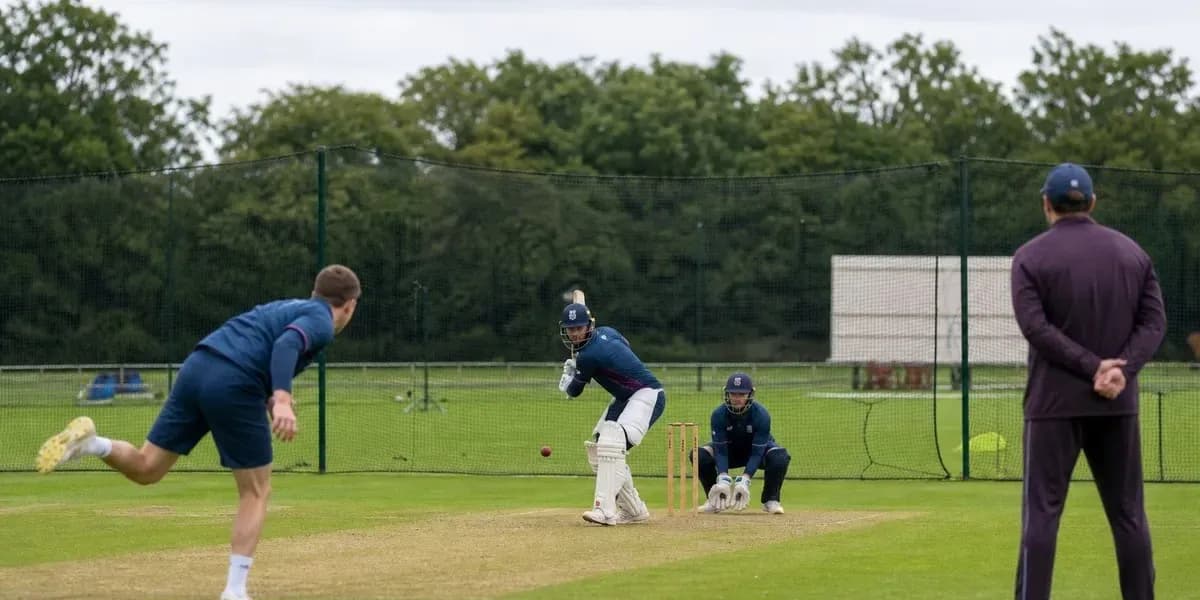 Jugador bateando durante una sesión de entrenamiento de cricket