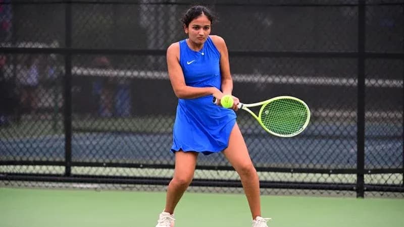 Jugadora de tenis lista para golpear la pelota