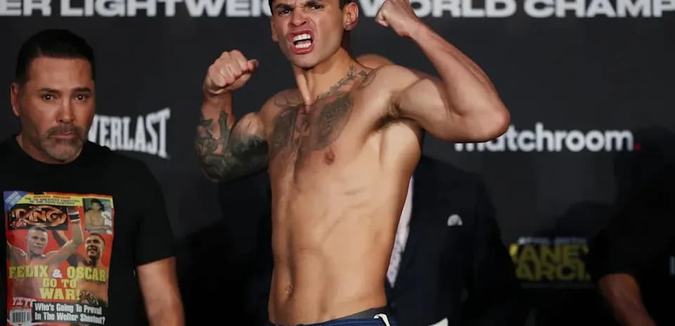 Boxeador posando en la ceremonia de pesaje