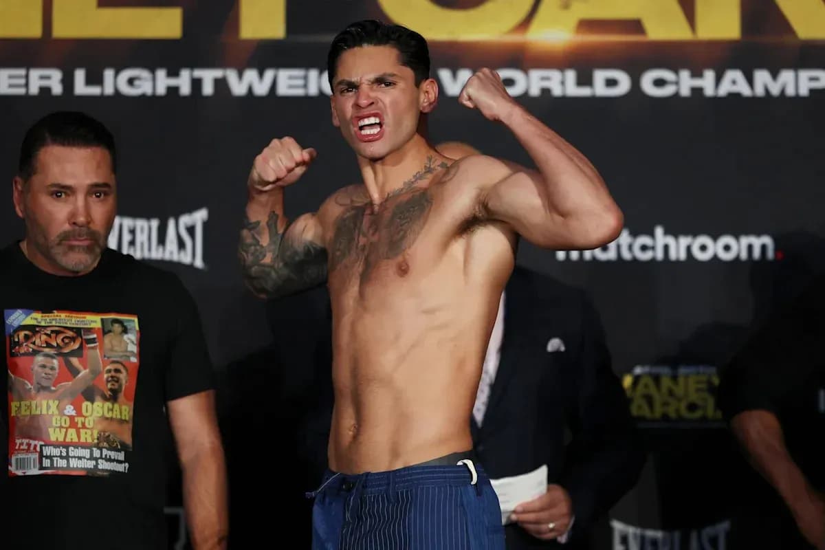 Boxeador posando en la ceremonia de pesaje