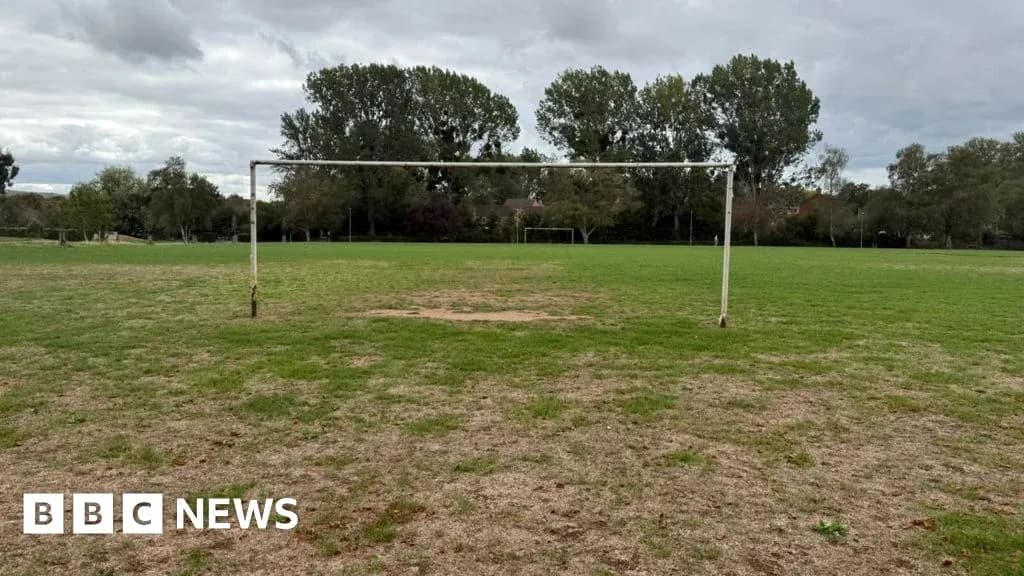 Portería vacía en un campo de fútbol