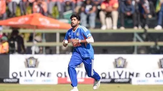Jugador corriendo durante un partido de cricket