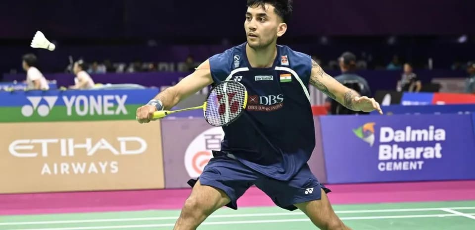 Jugador de bádminton golpeando un volante en la cancha