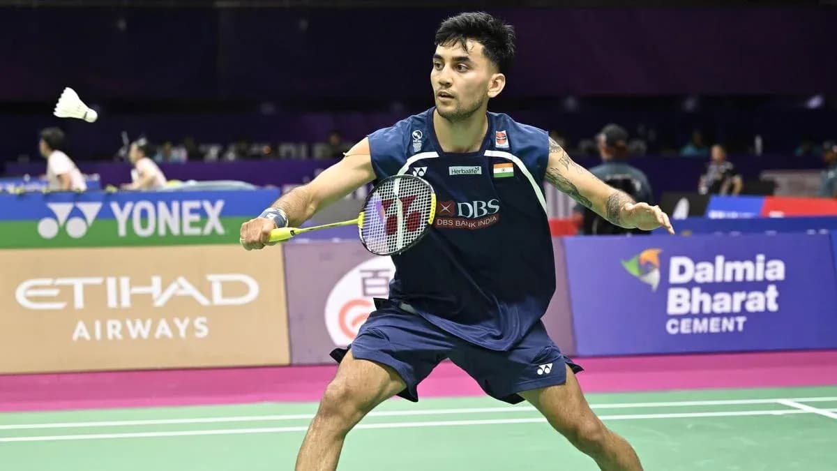 Jugador de bádminton golpeando un volante en la cancha