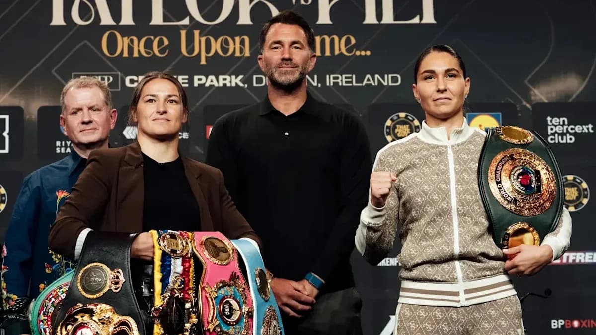 Boxeadoras posando con cinturones en conferencia de prensa