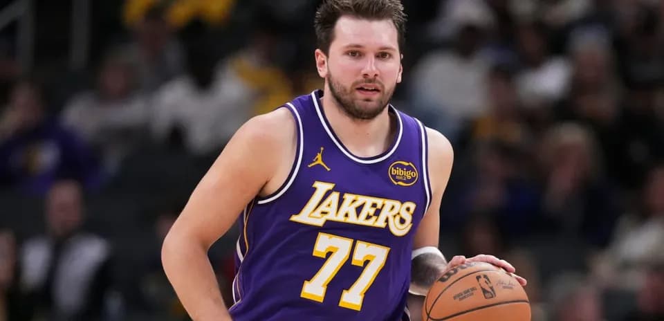 Jugador de los Lakers driblando el balón en la cancha