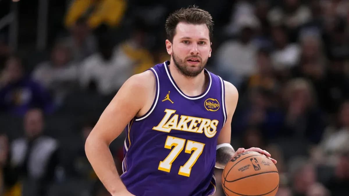 Jugador de los Lakers driblando el balón en la cancha