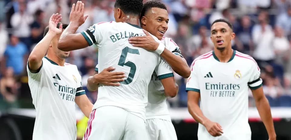 Jugadores del Real Madrid celebrando un gol juntos