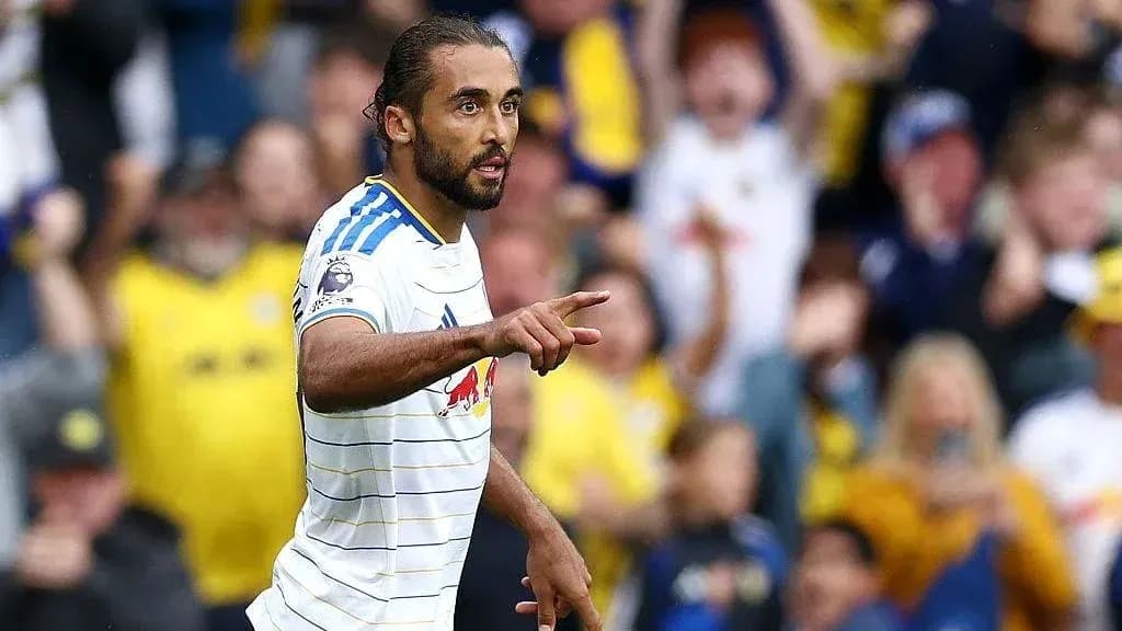 Jugador señalando a la afición en el estadio