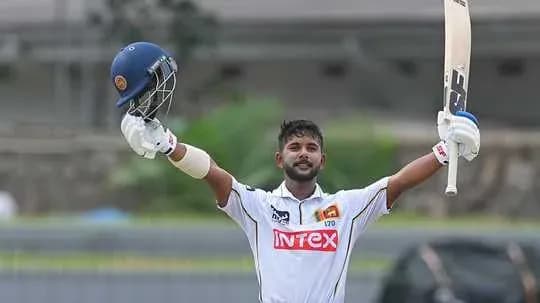 Jugador de cricket levantando su casco tras anotar