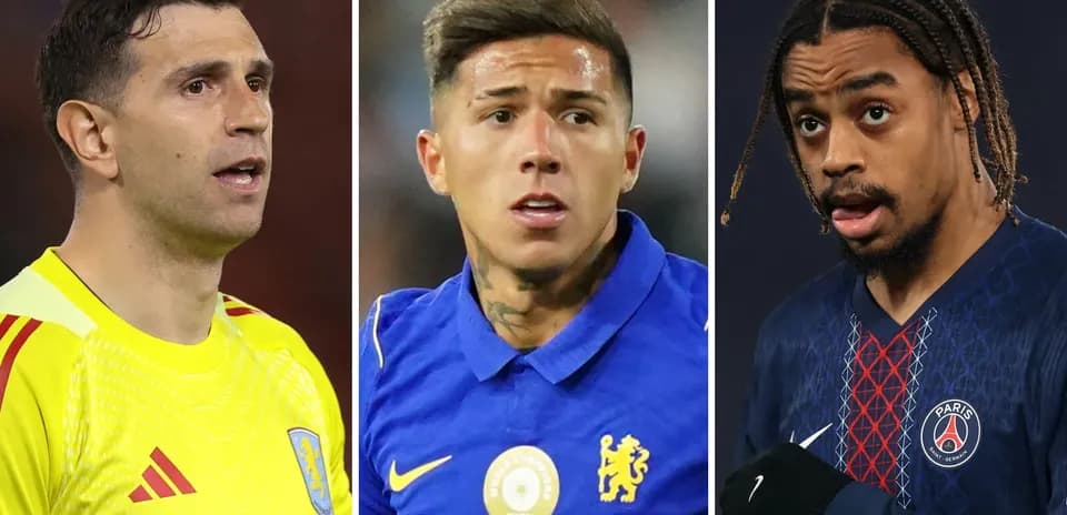 Tres futbolistas en diferentes uniformes deportivos
