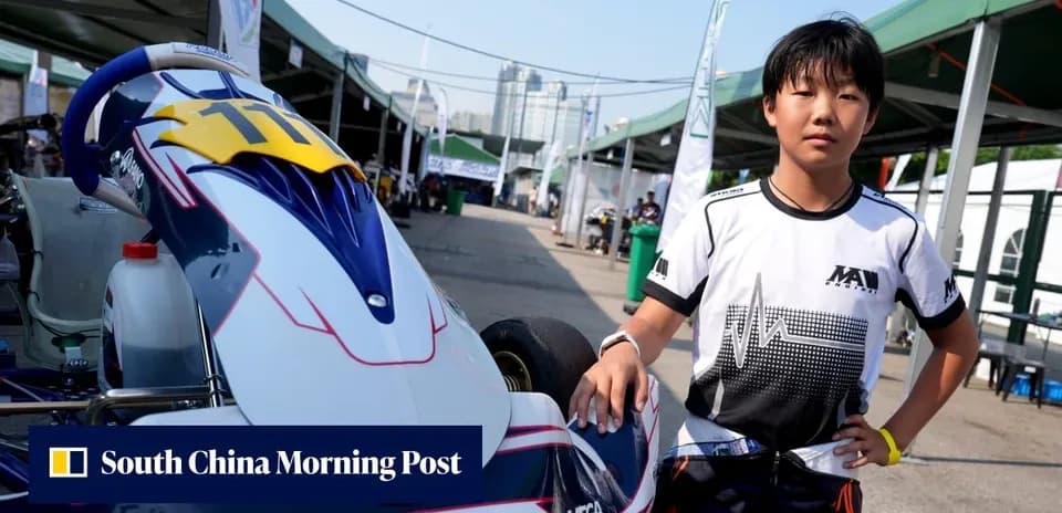 Joven piloto de kart junto a su vehículo