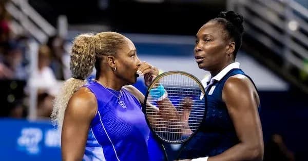 Jugadoras conversando durante un partido de tenis