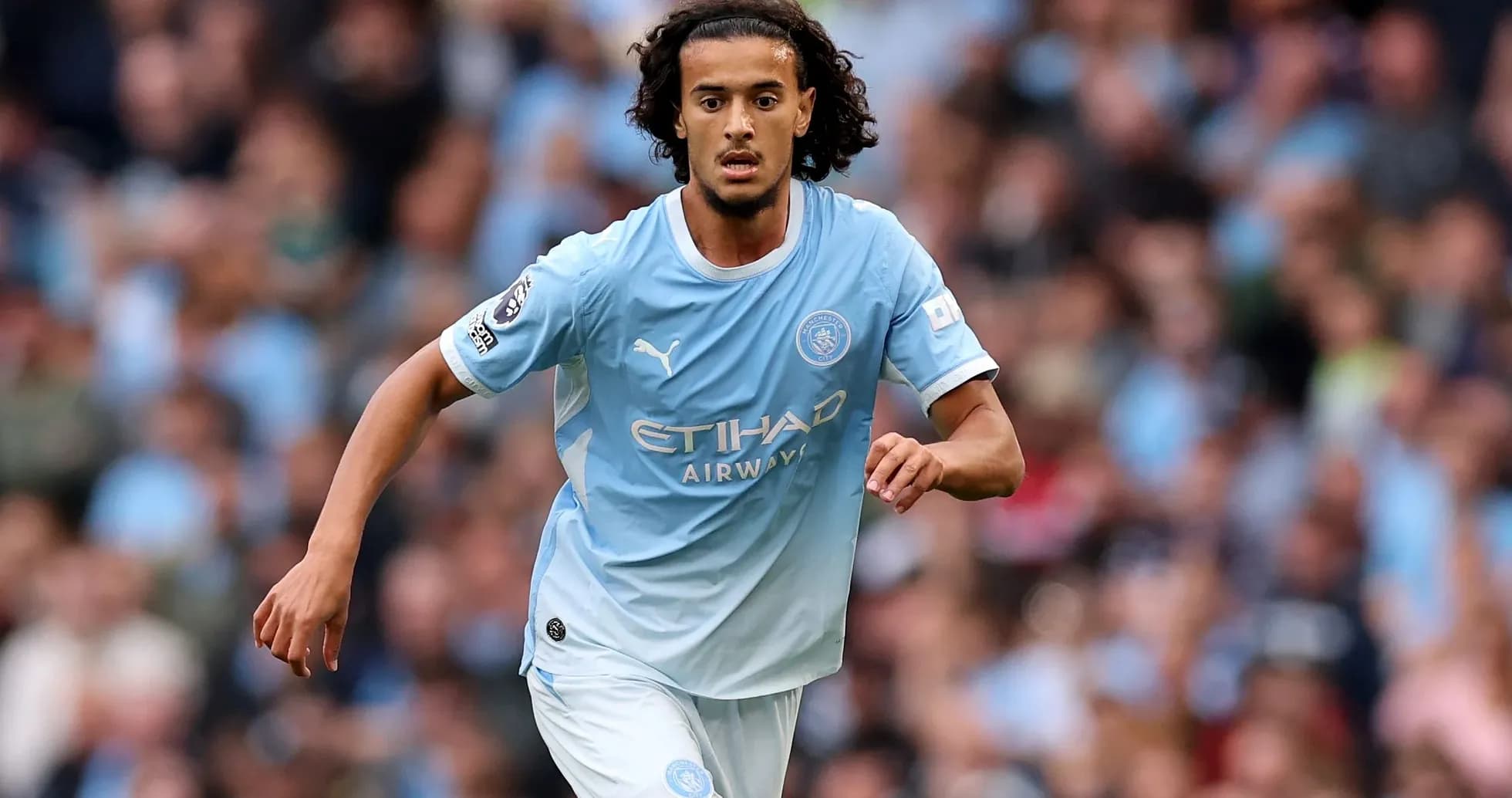 Jugador de Manchester City corriendo en el campo