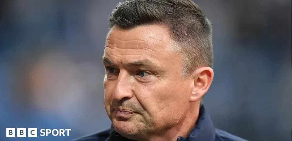 Entrenador observando durante un partido de fútbol