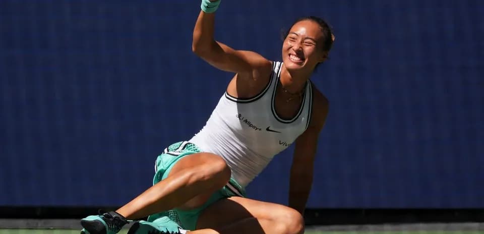 Jugadora de tenis celebrando en la cancha