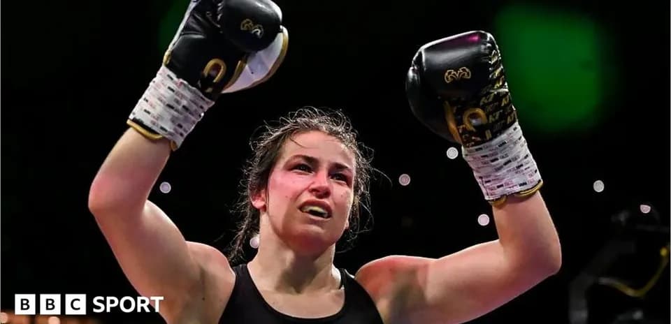 Boxeadora levantando los puños tras victoria
