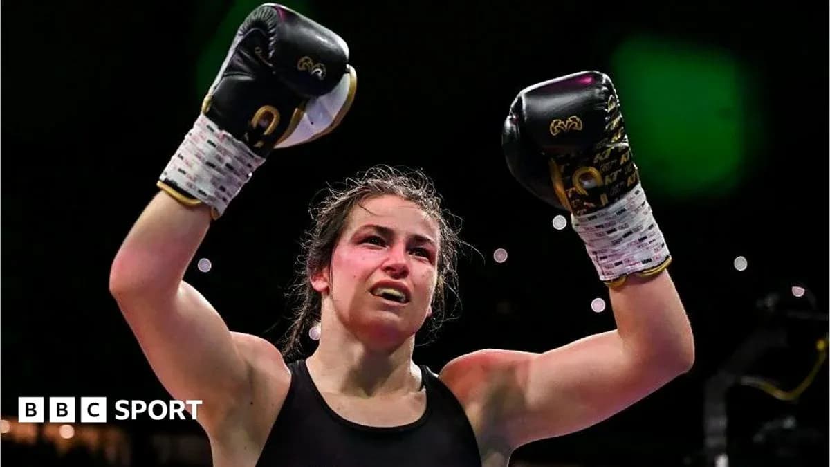 Boxeadora levantando los puños tras victoria