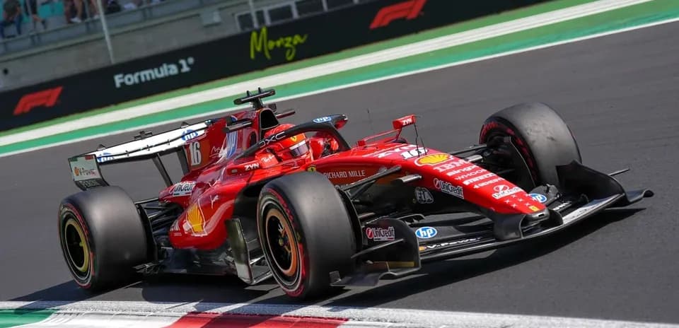 Coche de Fórmula 1 de Ferrari en la pista
