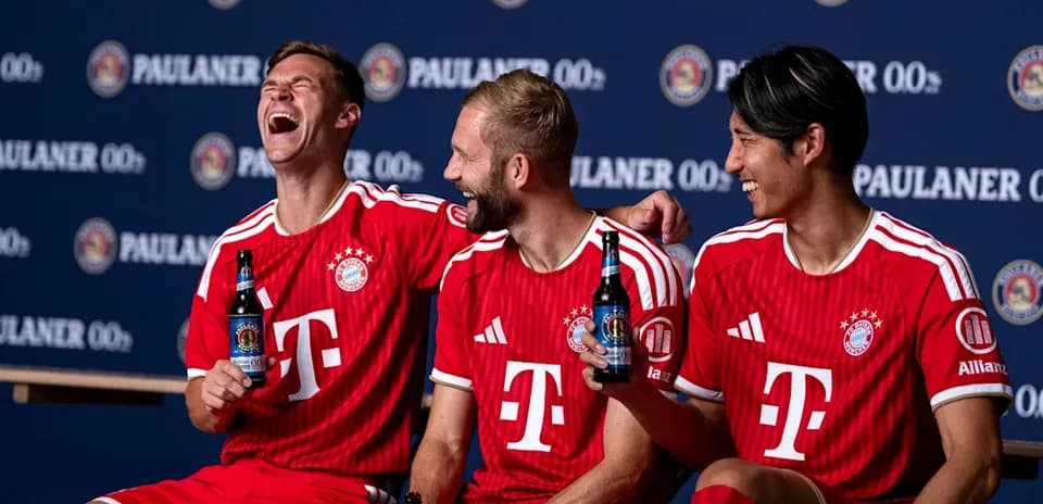 Jugadores de Bayern Múnich posando con cervezas