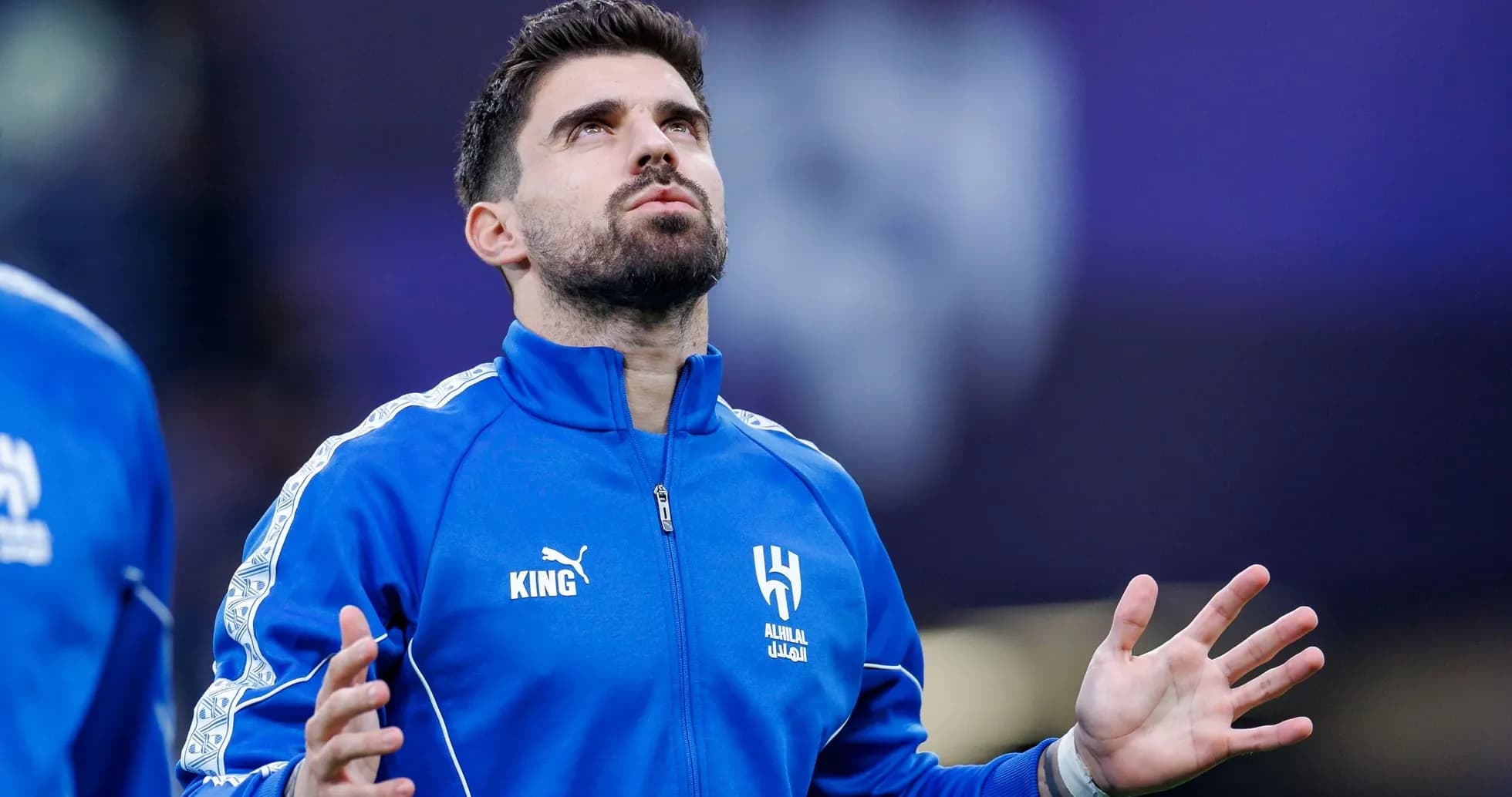 Jugador de Al Hilal en calentamiento antes del partido