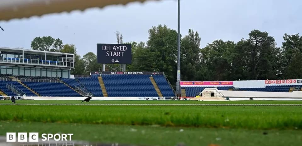 Pantalla mostrando 'DELAYED START' en el estadio
