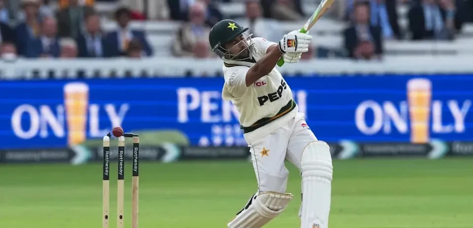 Bateador de Pakistán golpeando la pelota en el cricket