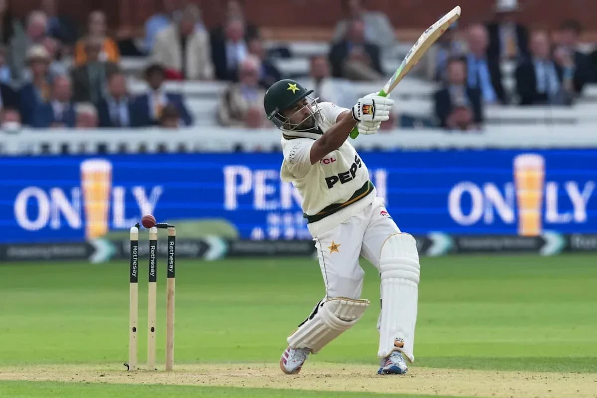 Bateador de Pakistán golpeando la pelota en el cricket