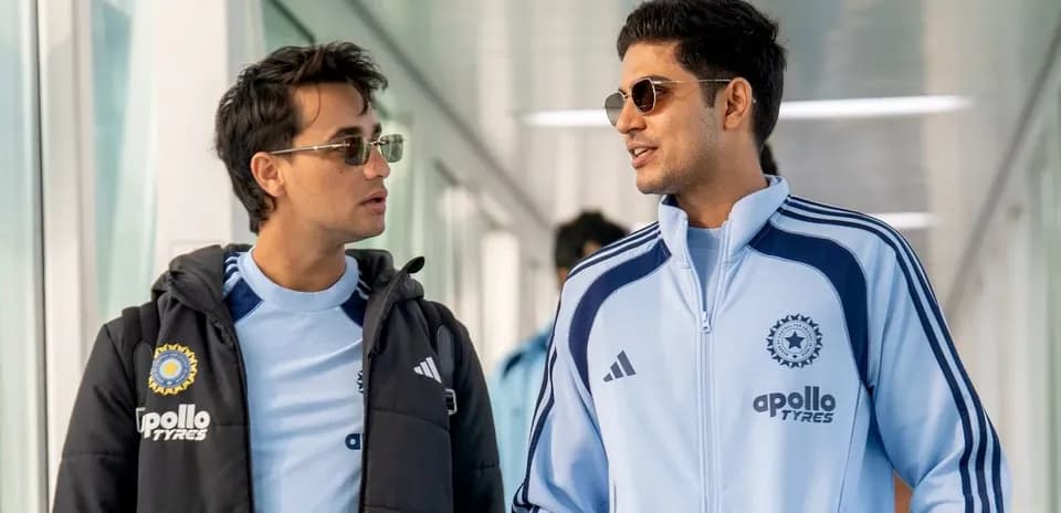 Dos jugadores conversando en el túnel del estadio