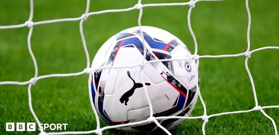 Balón de fútbol atrapado en la red de la portería