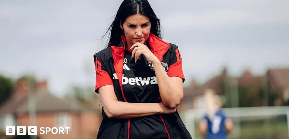 Entrenadora observando el entrenamiento en el campo