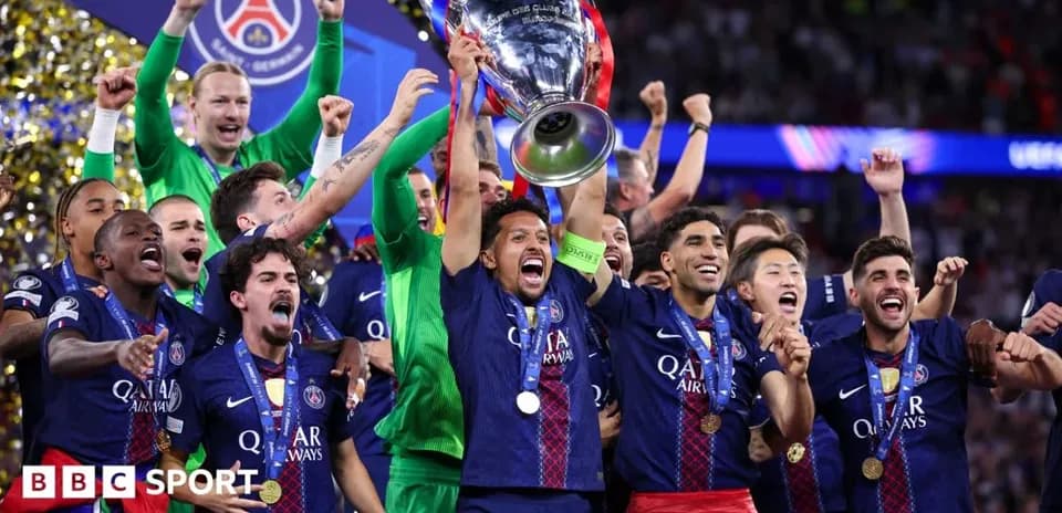 Jugadores de PSG celebrando con la copa de la UEFA