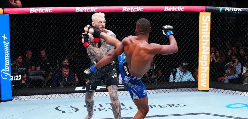 Luchador lanzando una patada en combate de MMA