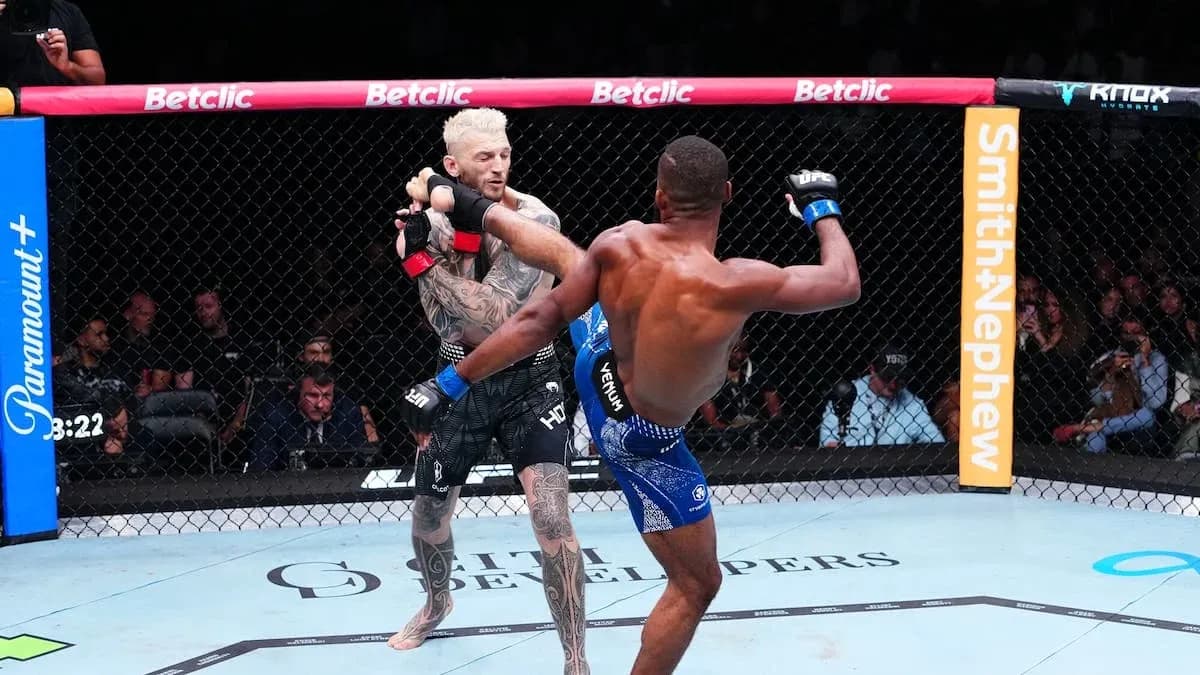 Luchador lanzando una patada en combate de MMA