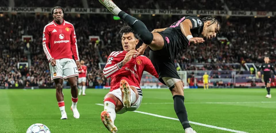 Jugadores en acción durante un partido de fútbol