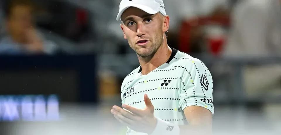 Jugador de tenis gesticulando durante un partido